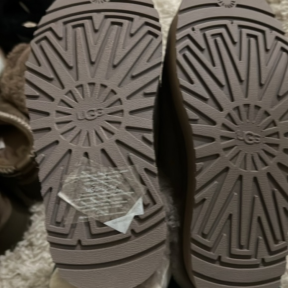 New without box Ugg alpine slippers size 6 - Picture 3 of 3